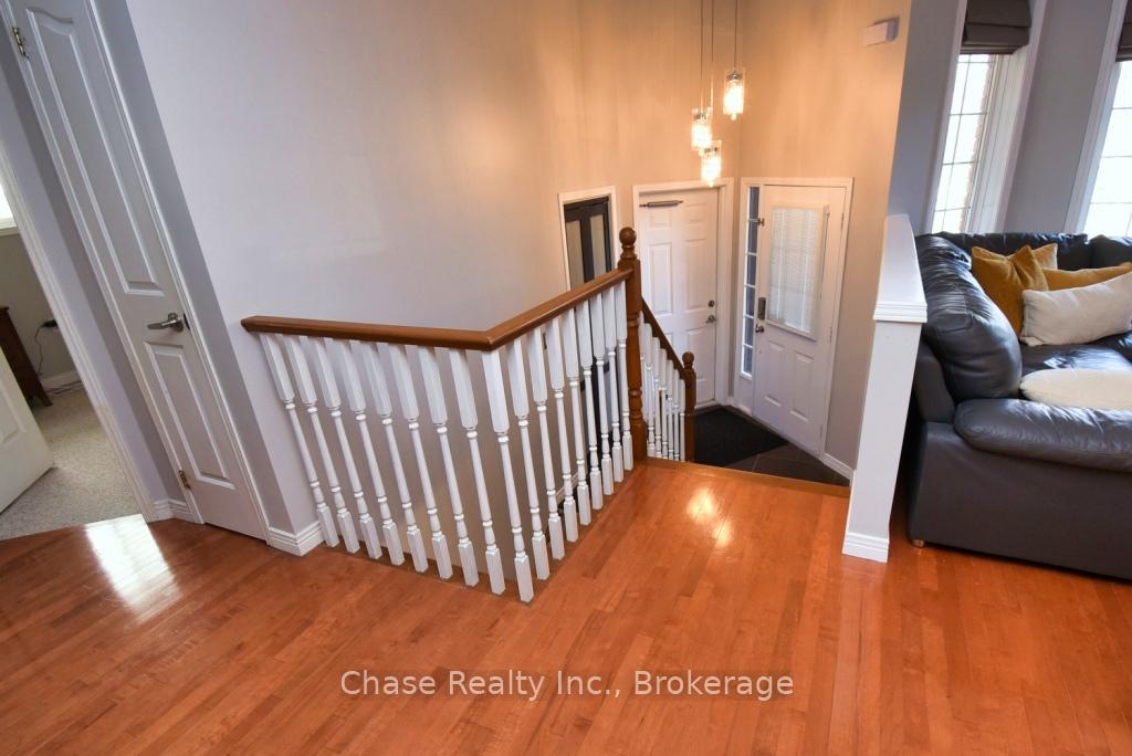 Photo 3 of 47 Eringate Drive, Hamilton, Stoney Creek Mountain — HOMEH