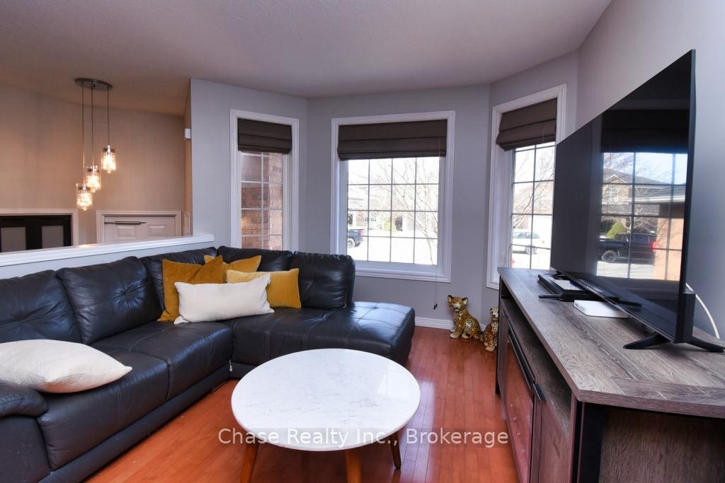 Photo 4 of 47 Eringate Drive, Hamilton, Stoney Creek Mountain — HOMEH