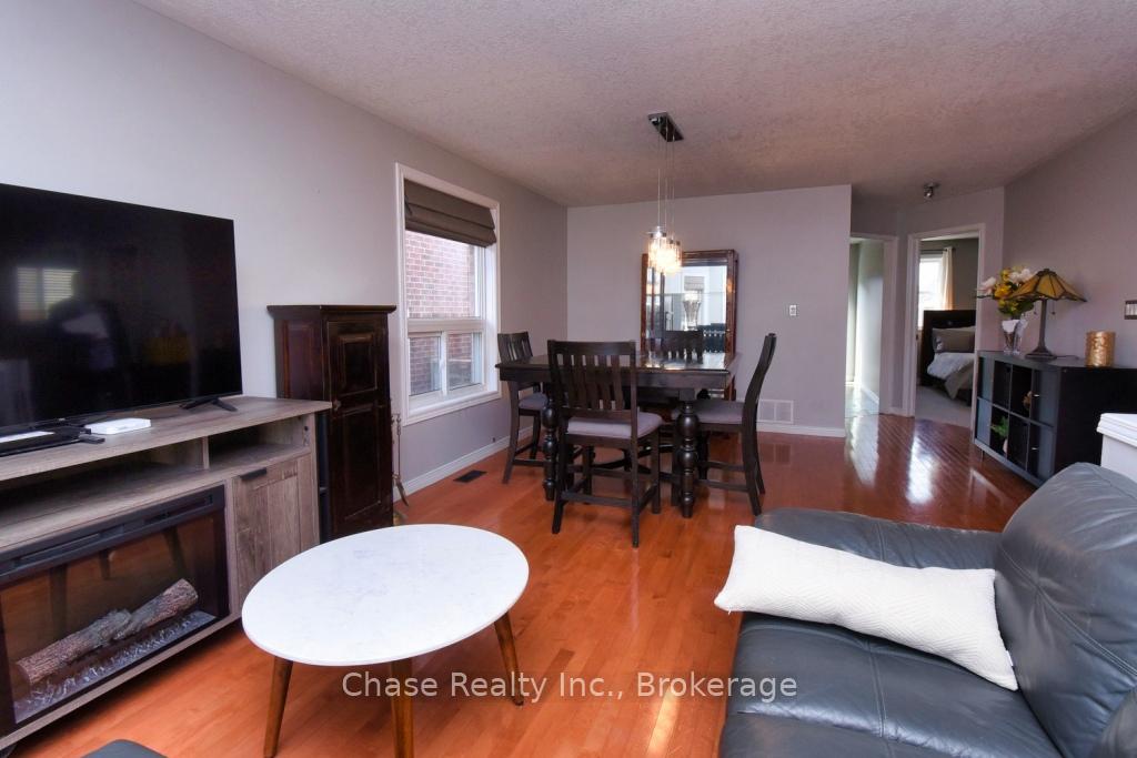 Photo 5 of 47 Eringate Drive, Hamilton, Stoney Creek Mountain — HOMEH