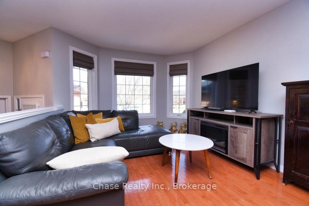 Photo 6 of 47 Eringate Drive, Hamilton, Stoney Creek Mountain — HOMEH