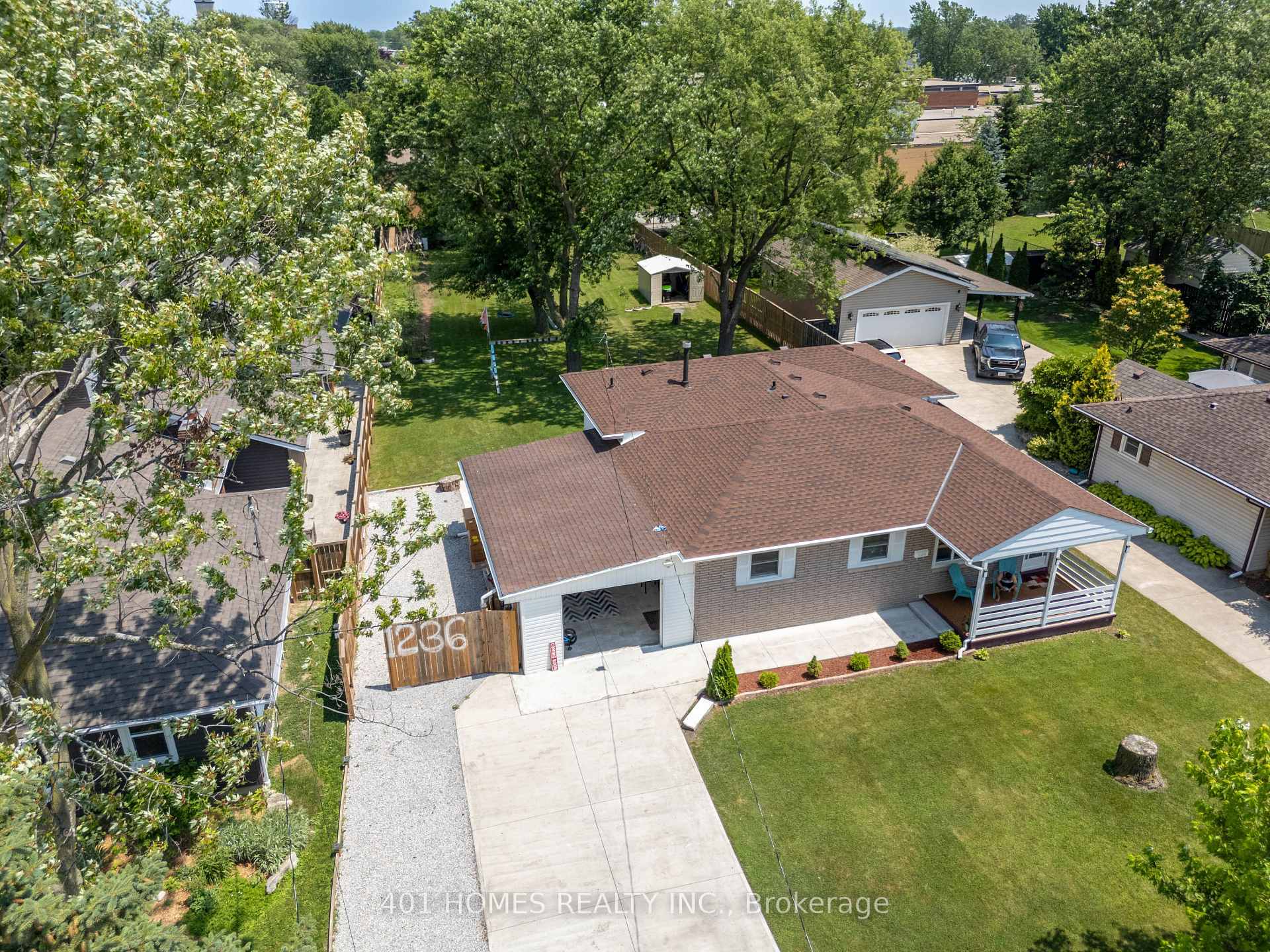 Photo 5 of 1236 Shawnee Road W, Tecumseh — HOMEH