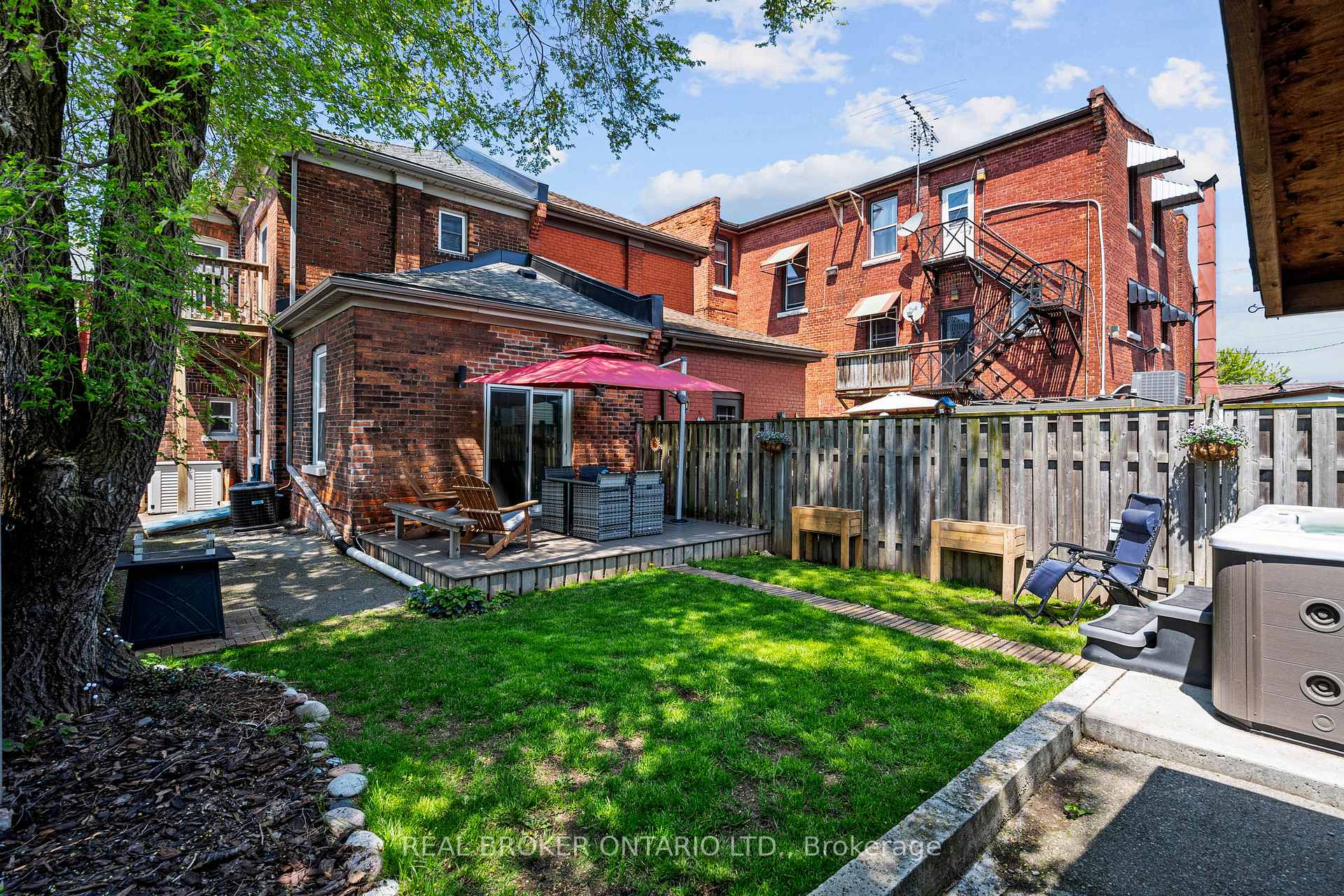 Front of 550 James Street N