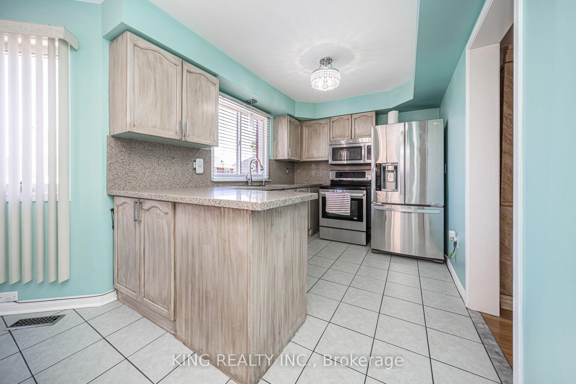 Photo 2 of 24 Snow Leopard Court, Brampton, Sandringham-Wellington — HOMEH