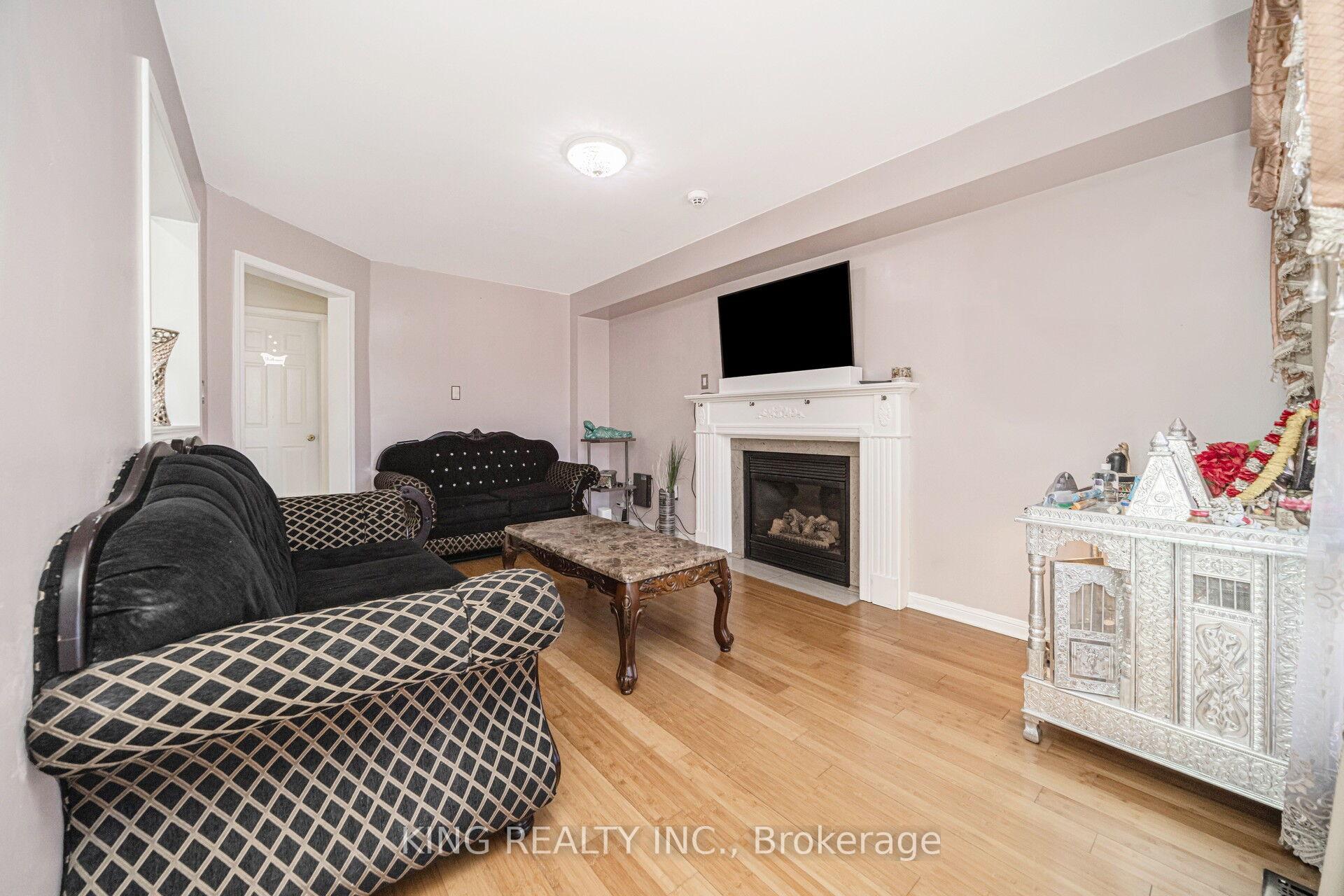 Photo 4 of 24 Snow Leopard Court, Brampton, Sandringham-Wellington — HOMEH