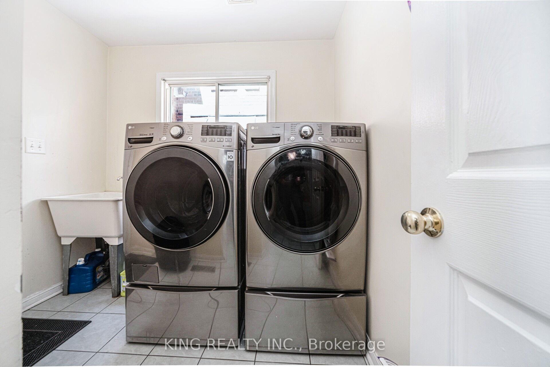 Photo 12 of 24 Snow Leopard Court, Brampton, Sandringham-Wellington — HOMEH