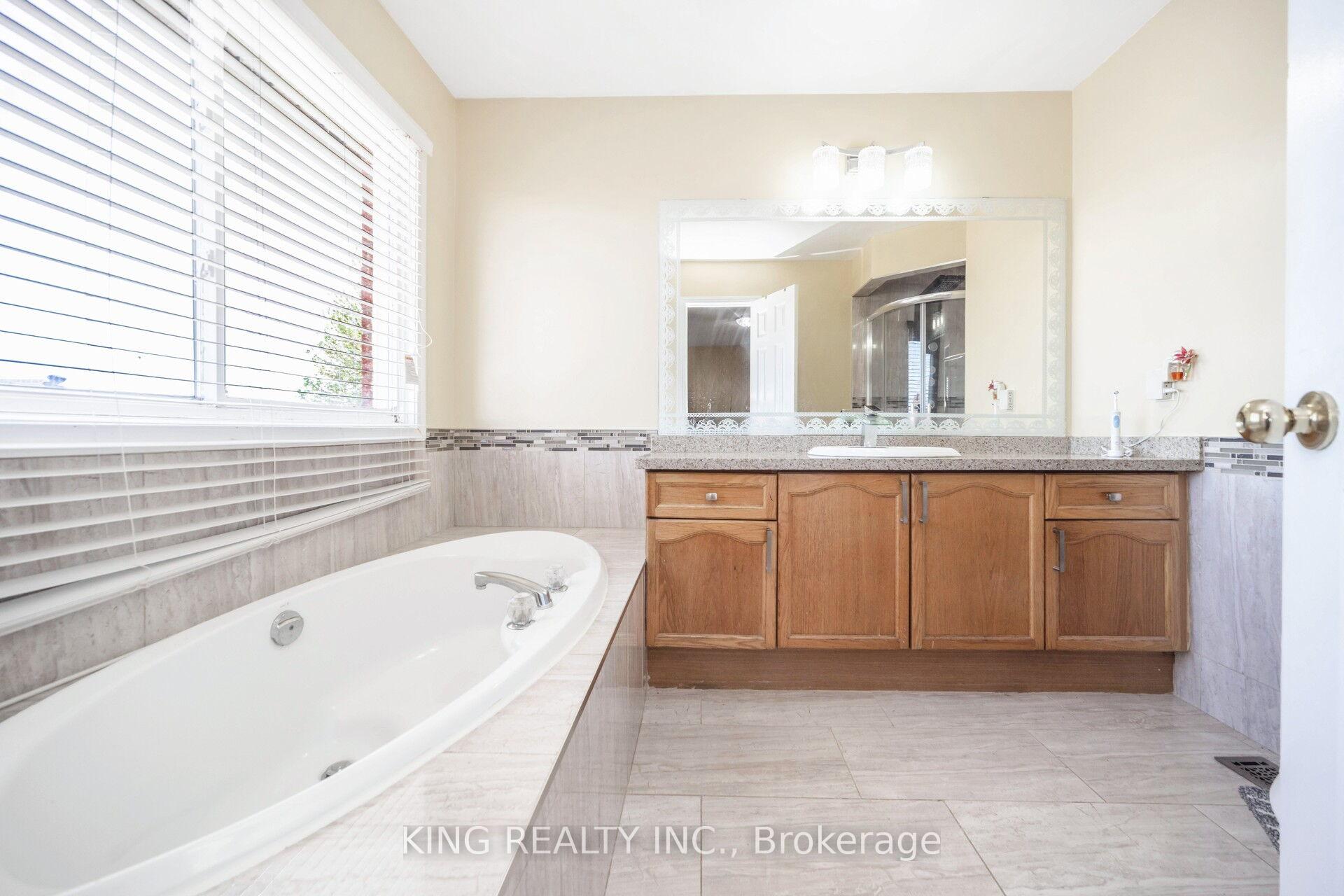 Photo 18 of 24 Snow Leopard Court, Brampton, Sandringham-Wellington — HOMEH