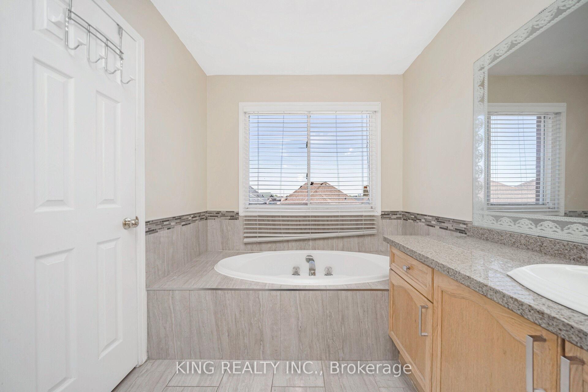 Photo 17 of 24 Snow Leopard Court, Brampton, Sandringham-Wellington — HOMEH