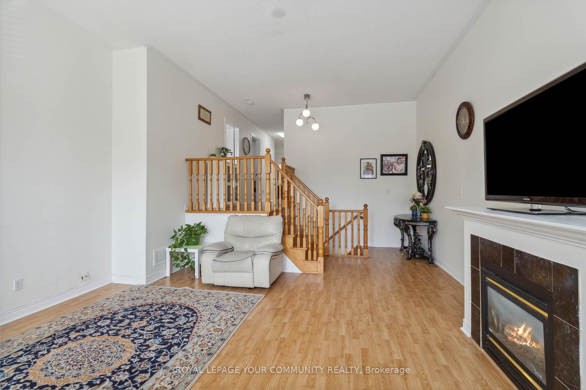 Photo 5 of 23 Hillpath Crescent, Brampton, Snelgrove — HOMEH