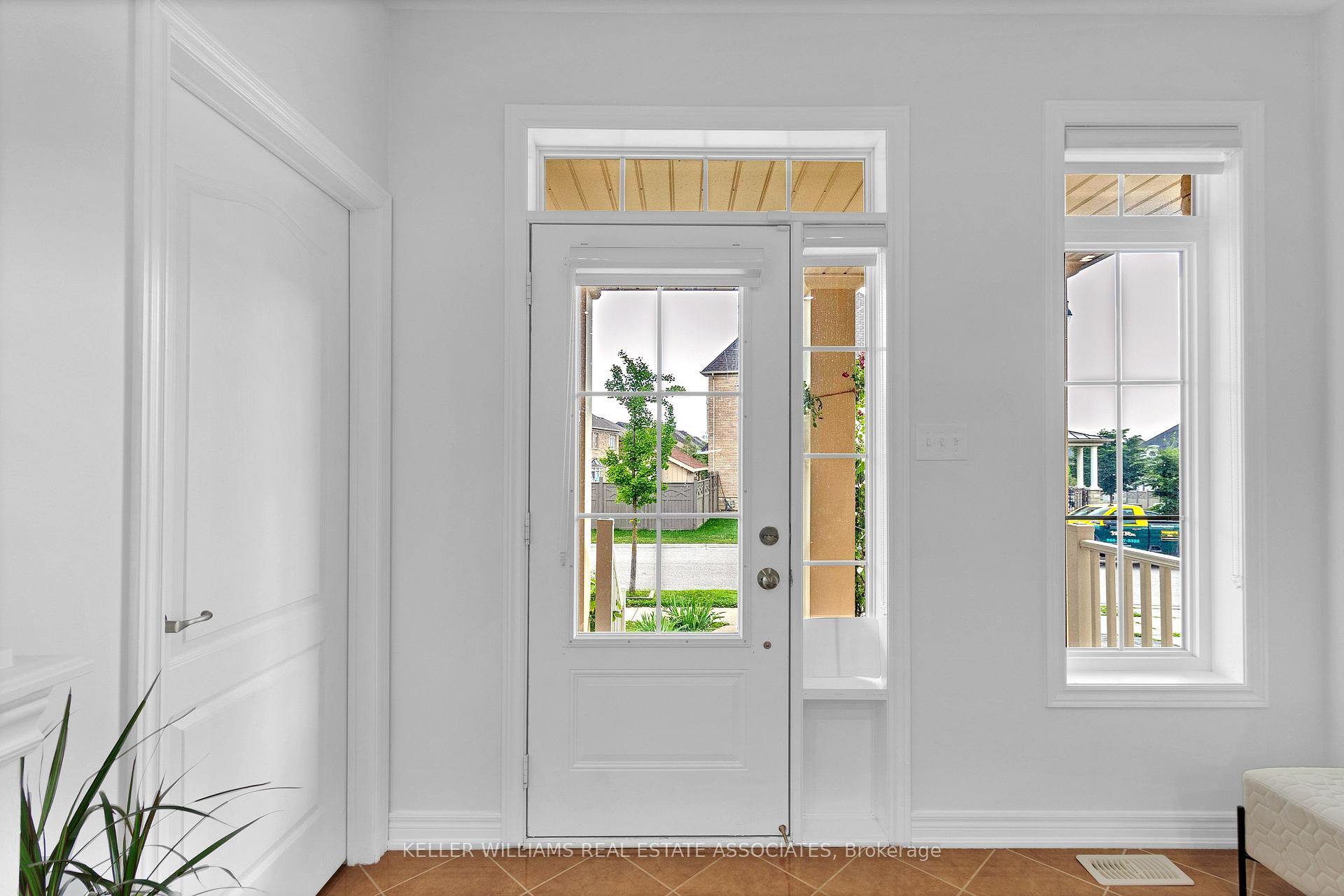 Photo 2 of 51 Black Diamond Crescent, Brampton, Credit Valley — HOMEH
