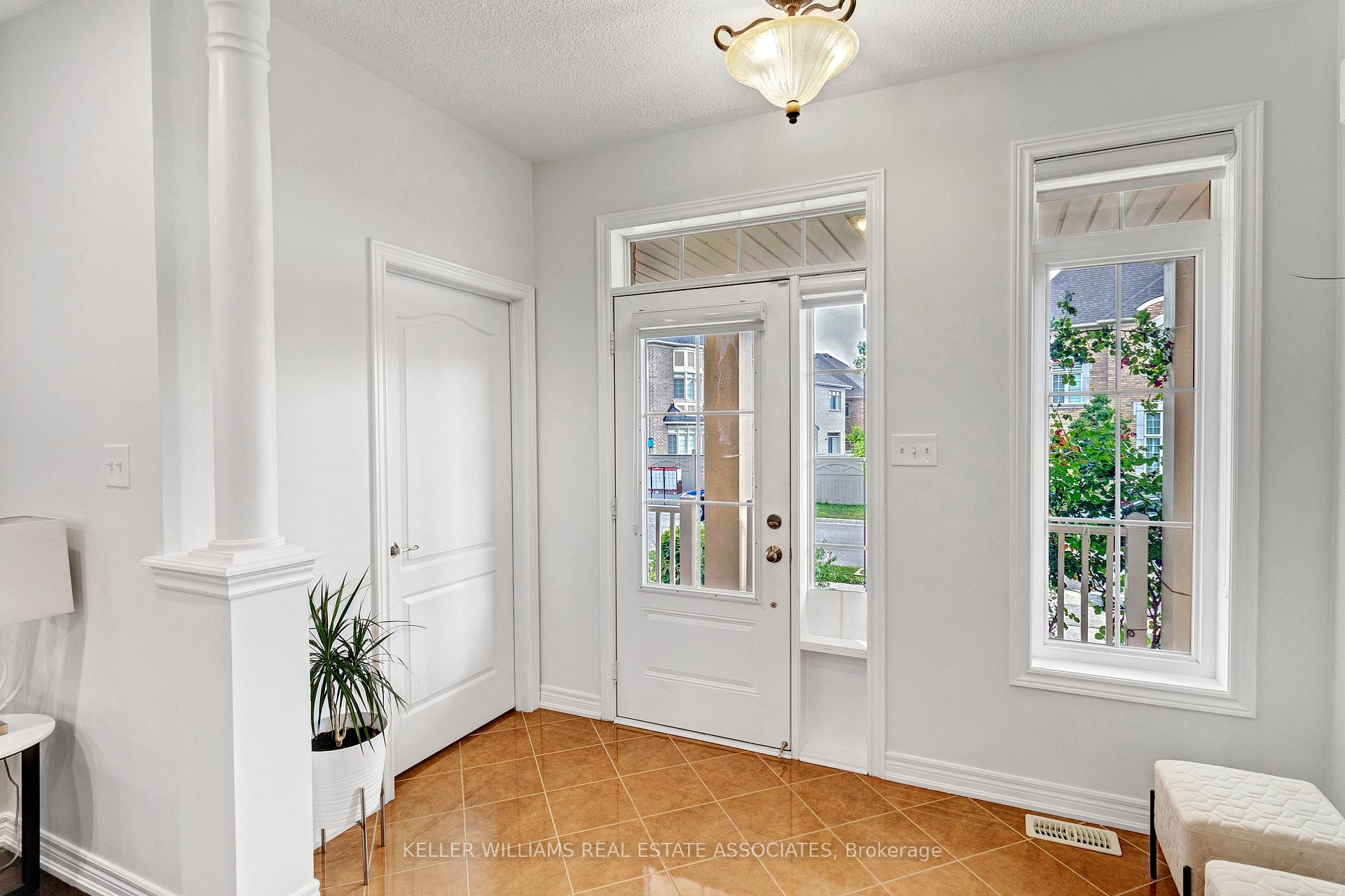 Photo 4 of 51 Black Diamond Crescent, Brampton, Credit Valley — HOMEH