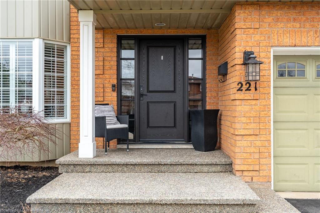 Photo 2 of 221 Homebrook Drive, Hamilton, Rural Glanbrook — HOMEH