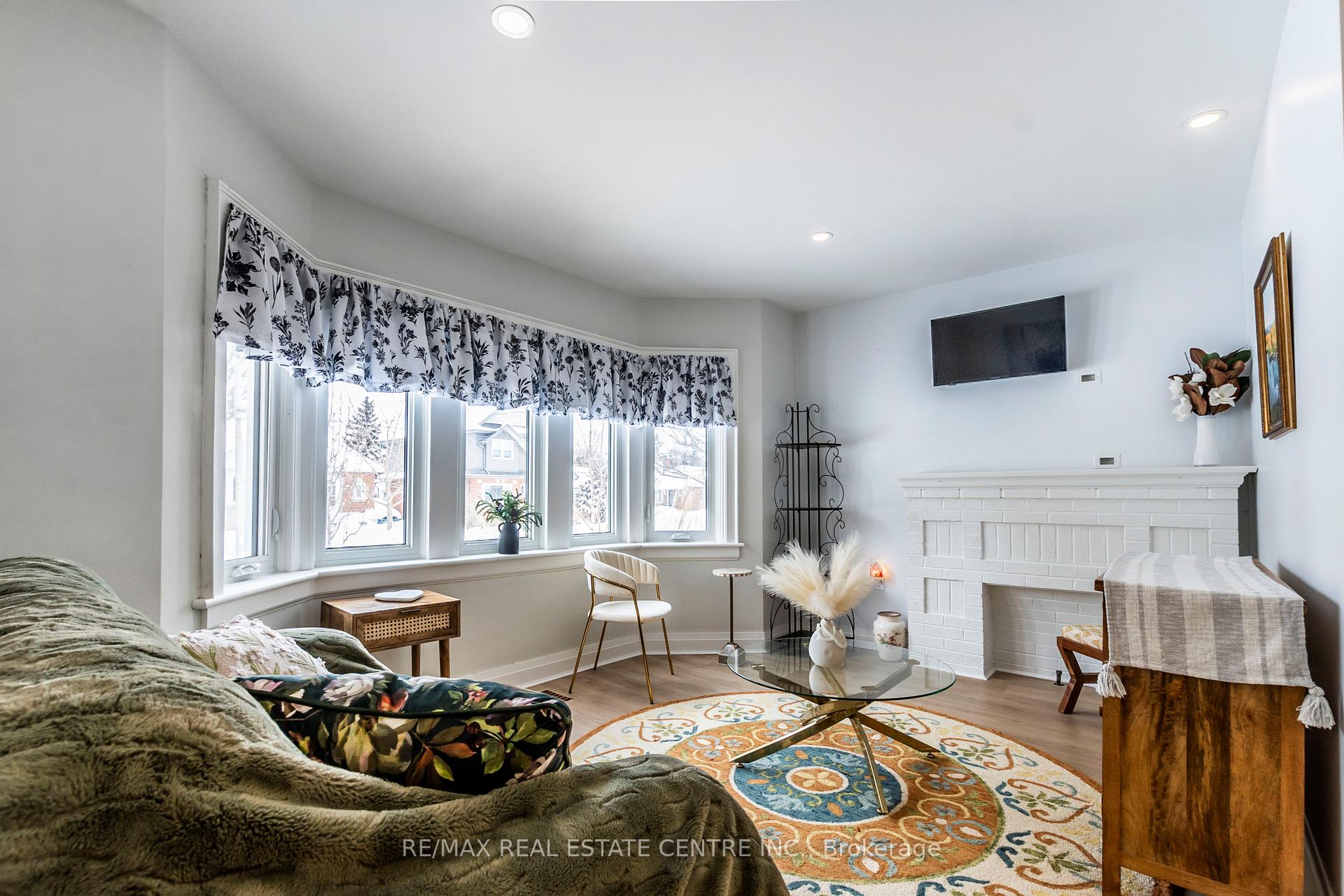 Photo 3 of 46 Kenmore Road, Hamilton, Westdale — HOMEH