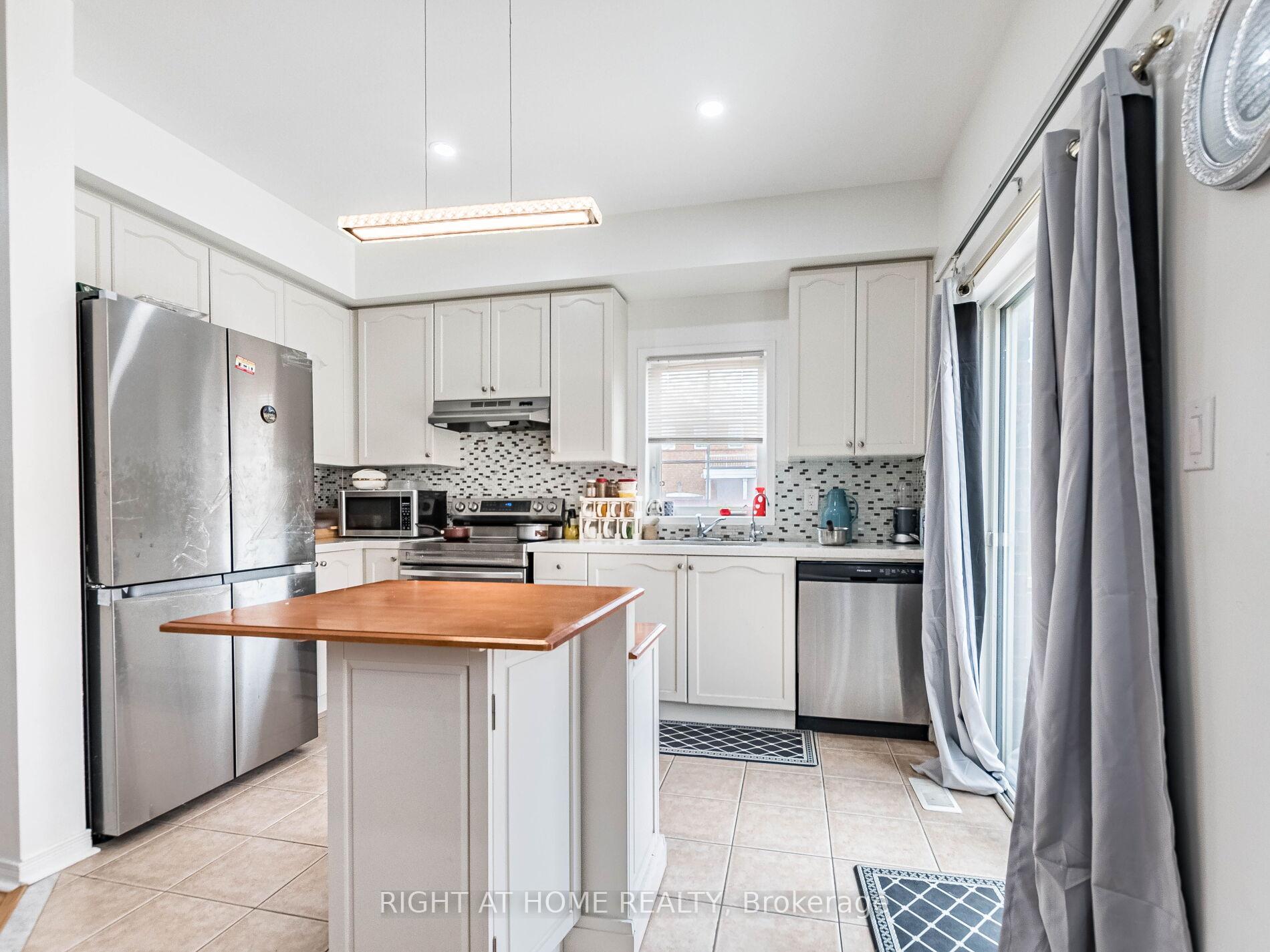 Photo 7 of 2 Flurry Circle, Brampton, Credit Valley — HOMEH