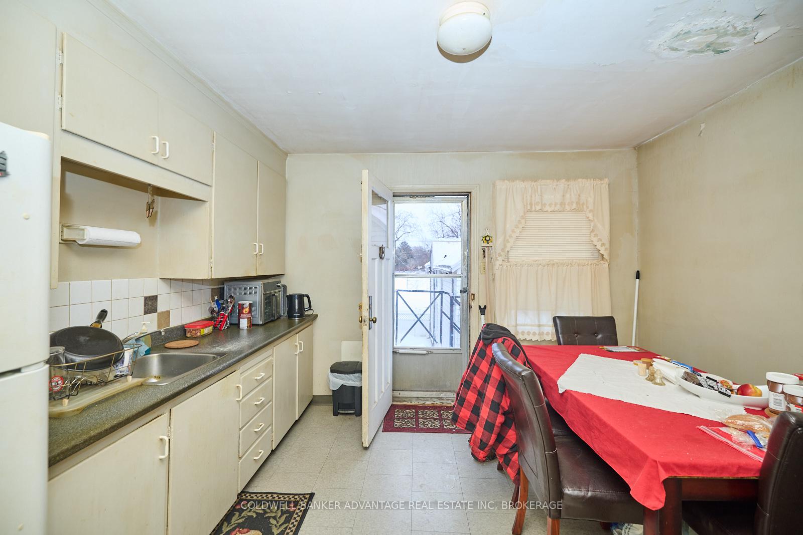 Photo 9 of 175 Pleasant Avenue E, St. Catharines, Downtown — HOMEH