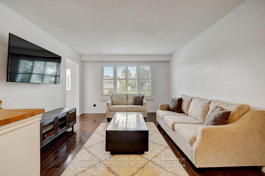 Photo 3 of 2 Garden Crescent, Brant, Paris — HOMEH
