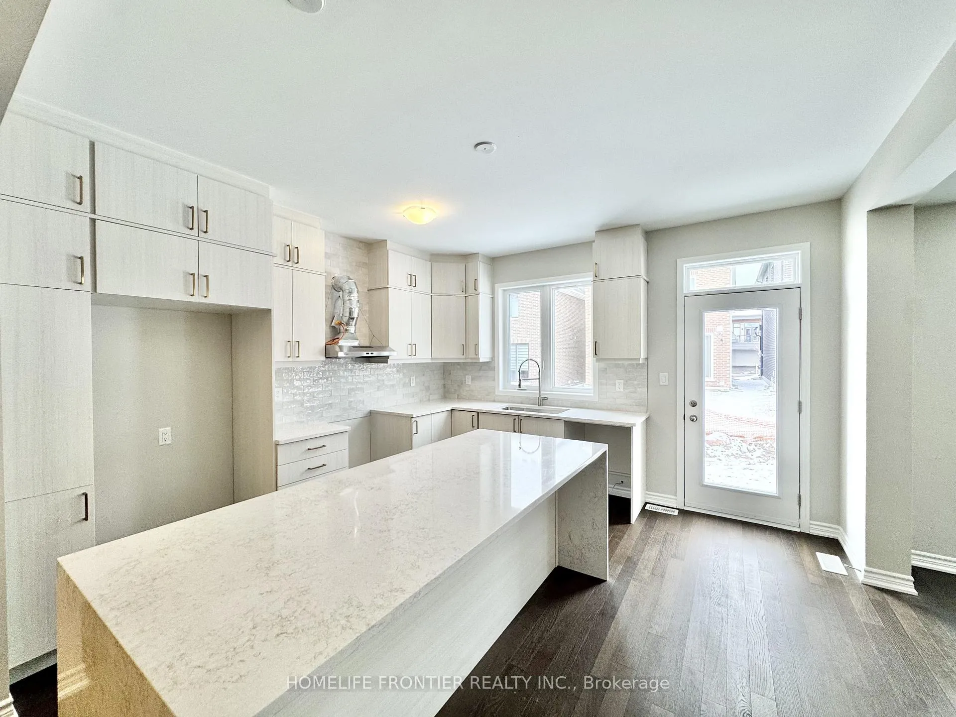 Photo 5 of 48 Gretzky Avenue, Barrie, Rural Barrie Southeast — HOMEH