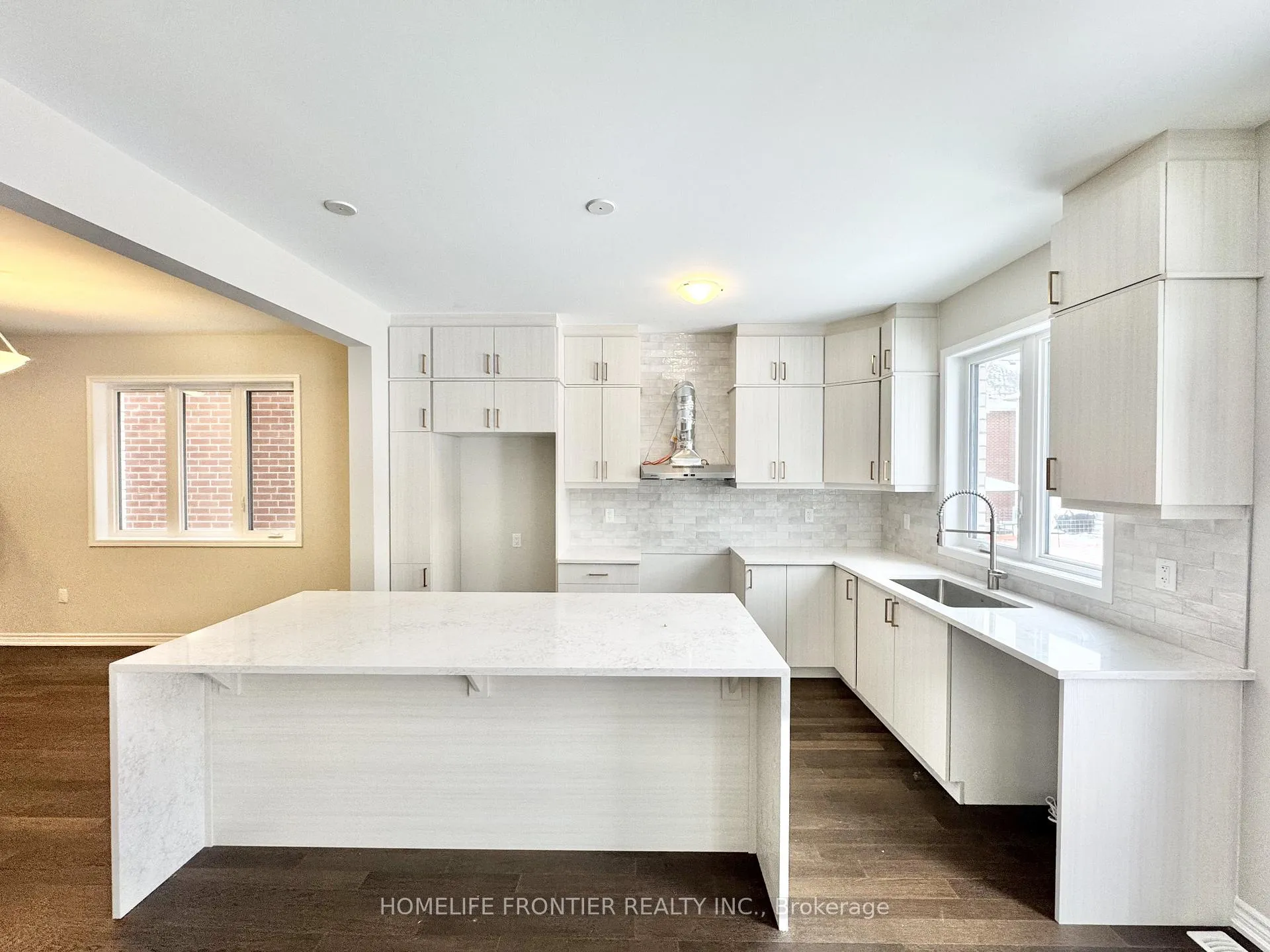 Photo 6 of 48 Gretzky Avenue, Barrie, Rural Barrie Southeast — HOMEH