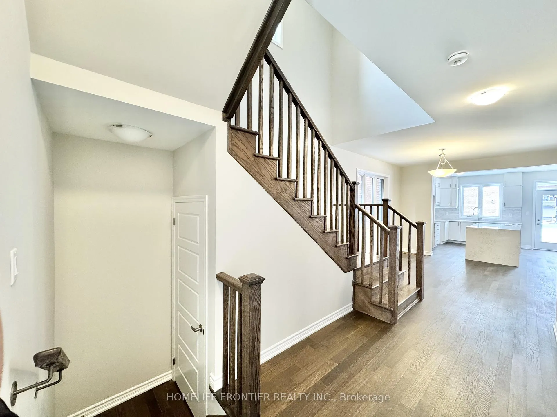 Photo 8 of 48 Gretzky Avenue, Barrie, Rural Barrie Southeast — HOMEH