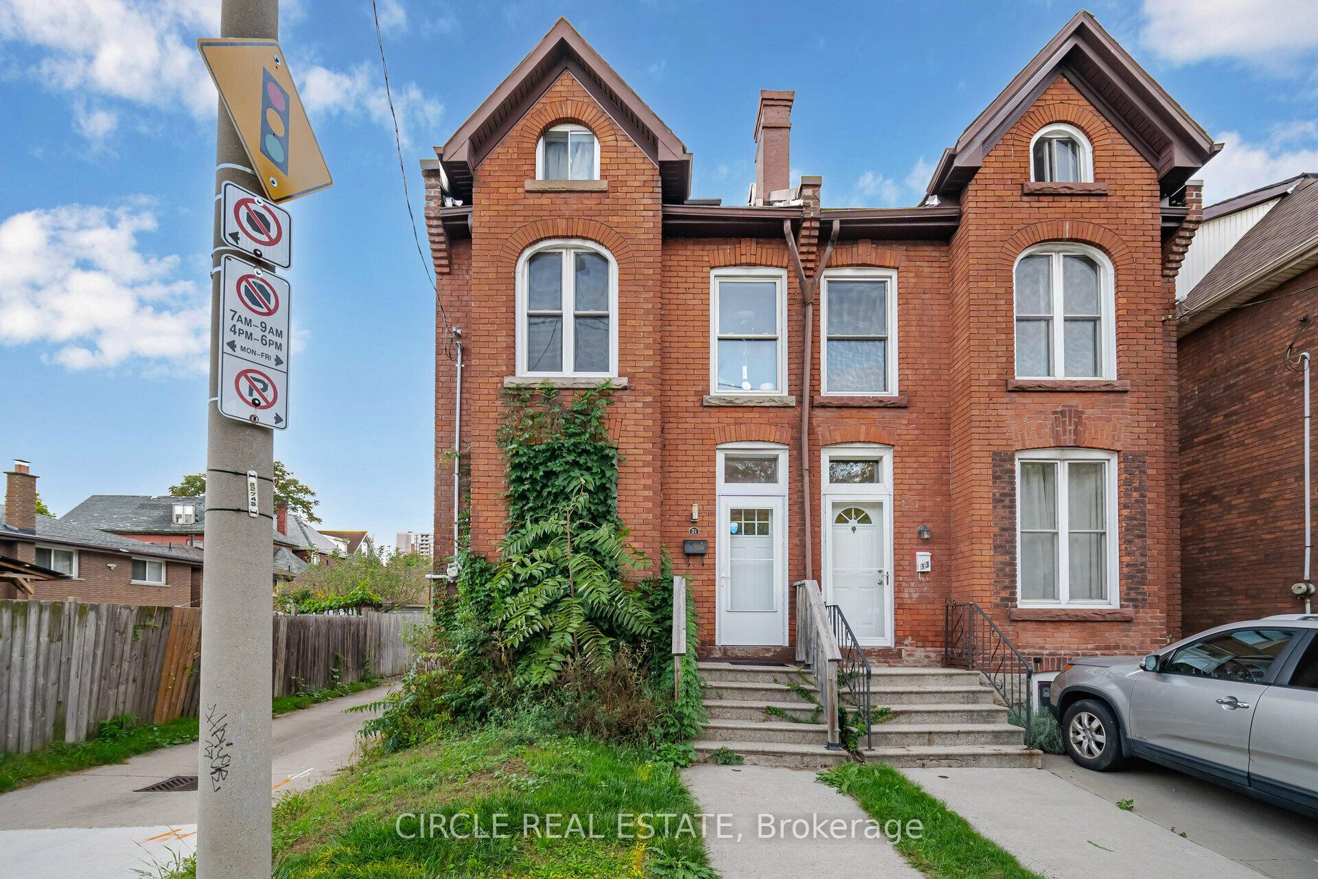 Front of 31 Wentworth Street N