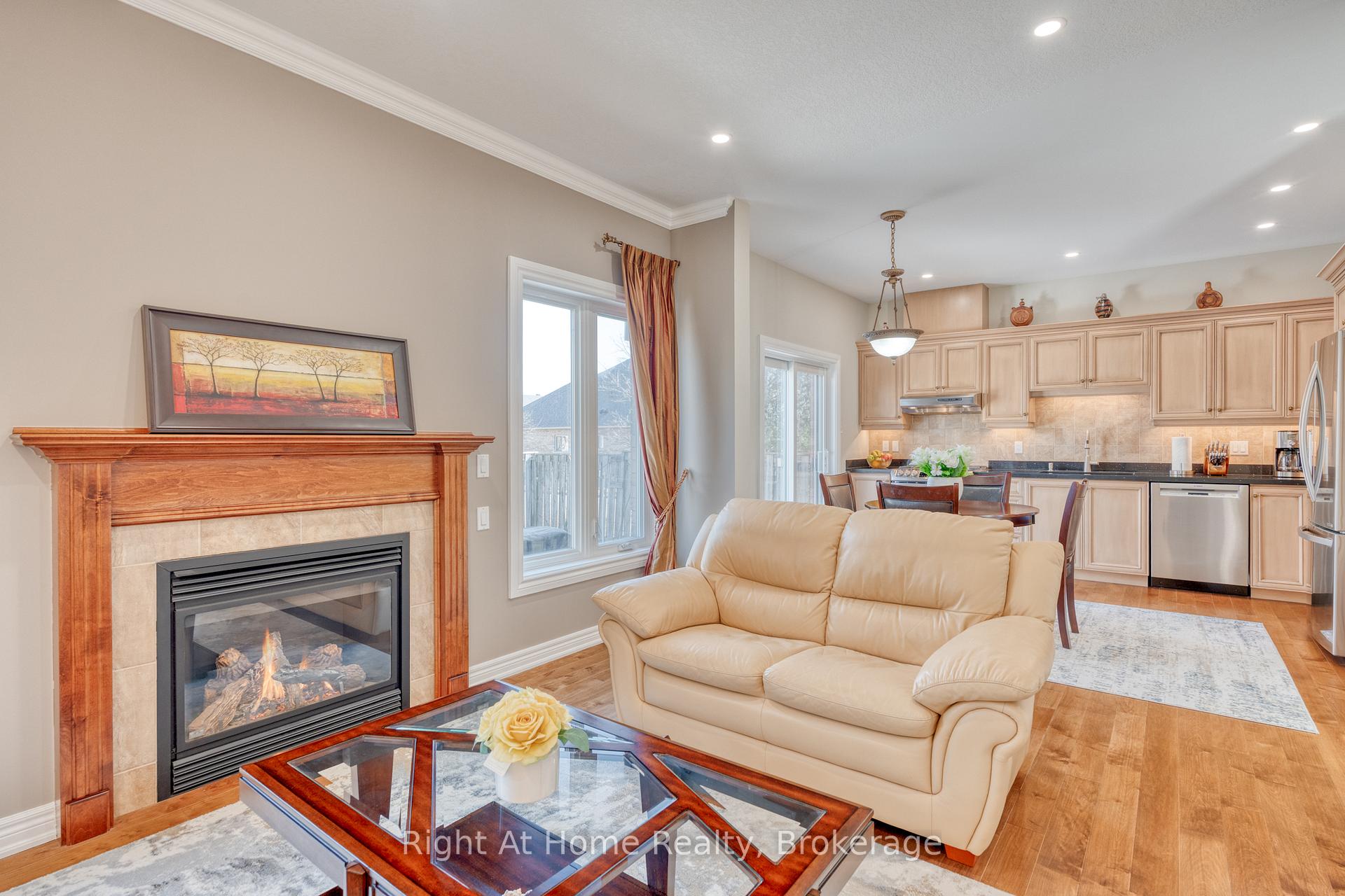 Photo 3 of 320 Southbrook Drive, Hamilton, Binbrook — HOMEH