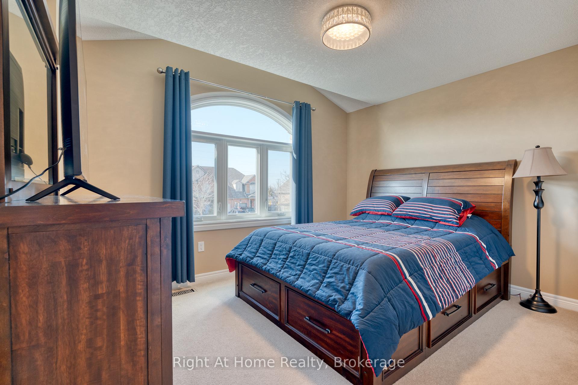 Photo 11 of 320 Southbrook Drive, Hamilton, Binbrook — HOMEH