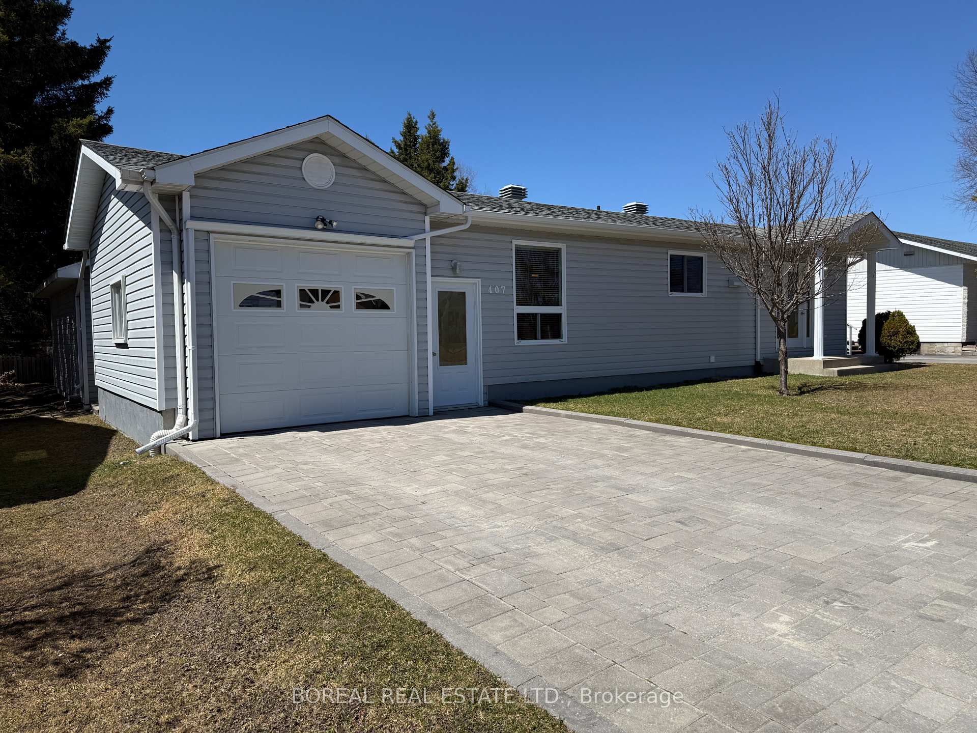 Photo 4 of 407 Fourteenth Avenue, Cochrane — HOMEH