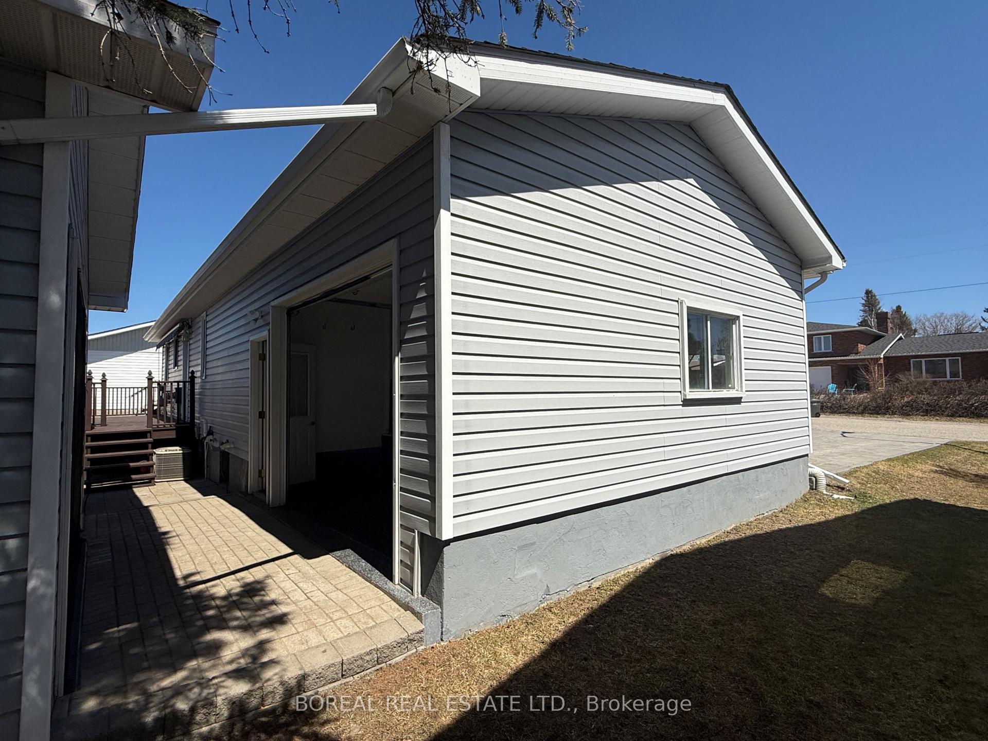 Photo 6 of 407 Fourteenth Avenue, Cochrane — HOMEH