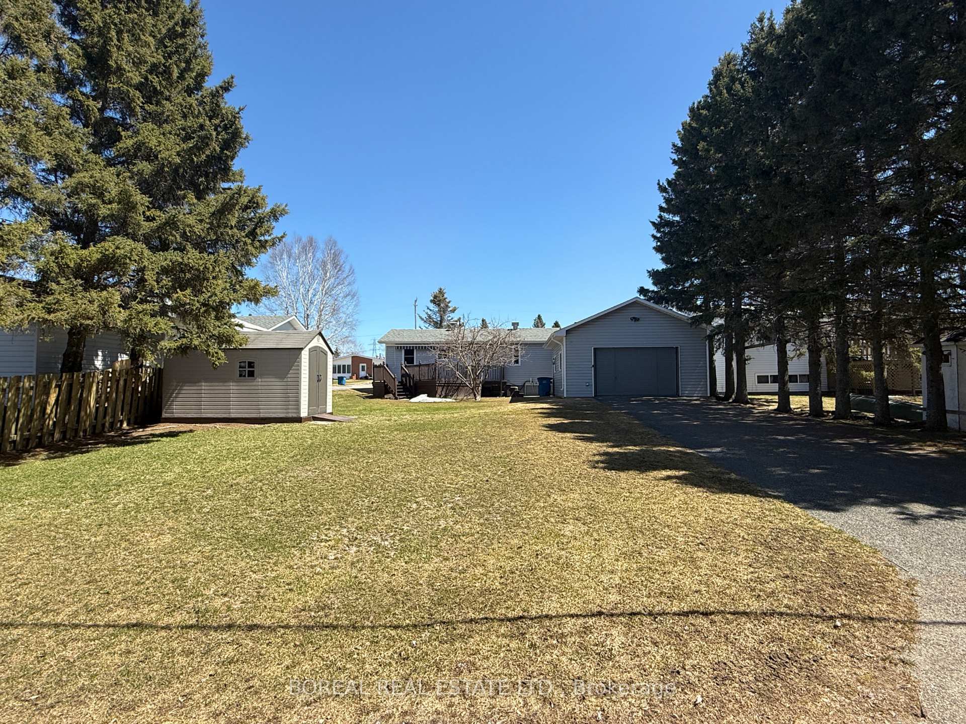 Photo 17 of 407 Fourteenth Avenue, Cochrane — HOMEH