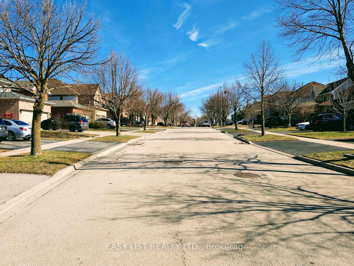 Photo 3 of 12 Strathroy Crescent, Hamilton, Waterdown — HOMEH