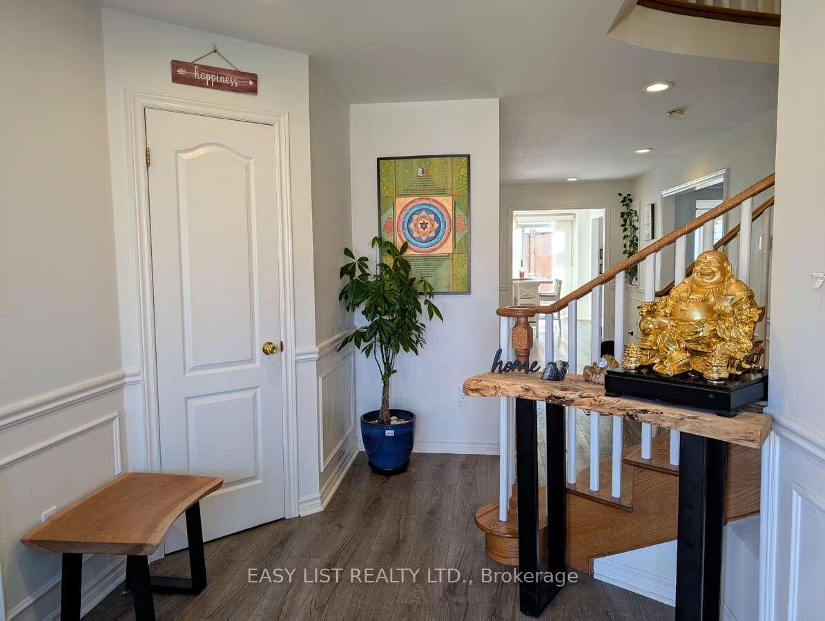 Photo 4 of 12 Strathroy Crescent, Hamilton, Waterdown — HOMEH