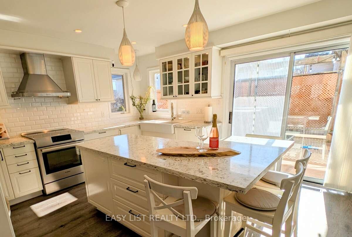 Photo 7 of 12 Strathroy Crescent, Hamilton, Waterdown — HOMEH