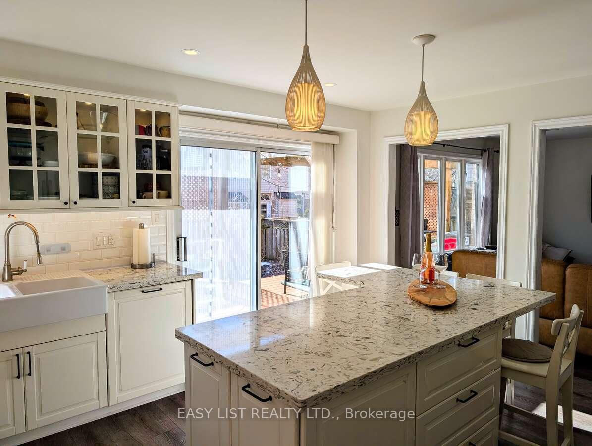Photo 8 of 12 Strathroy Crescent, Hamilton, Waterdown — HOMEH