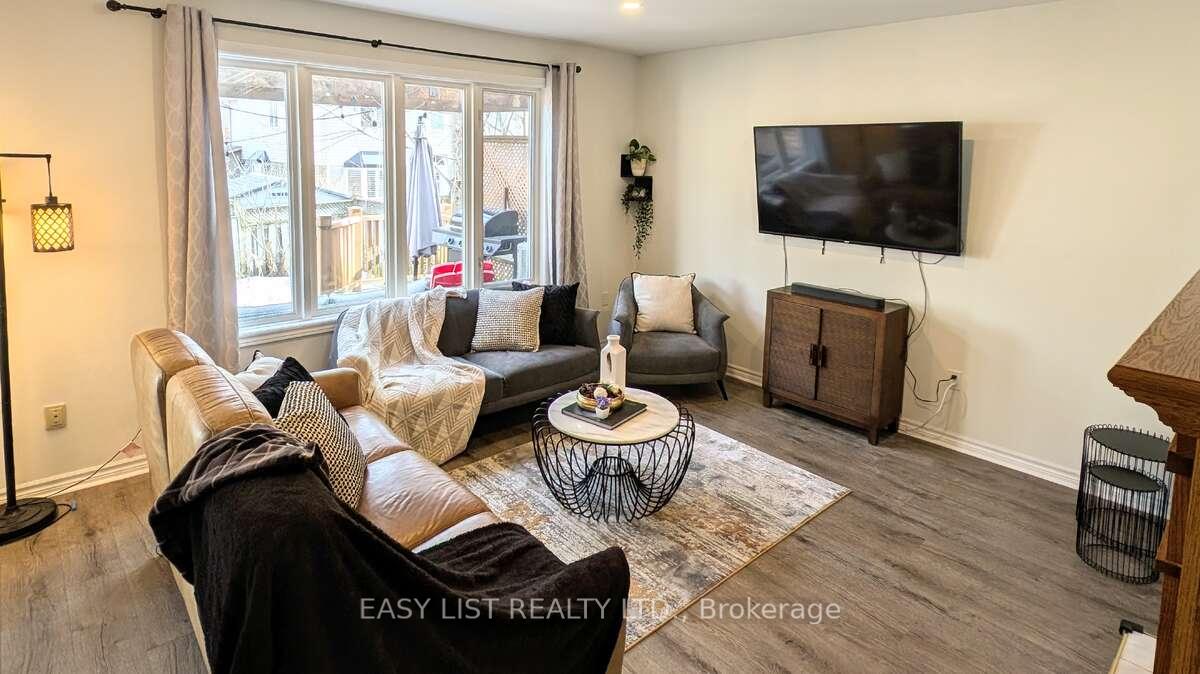 Photo 10 of 12 Strathroy Crescent, Hamilton, Waterdown — HOMEH