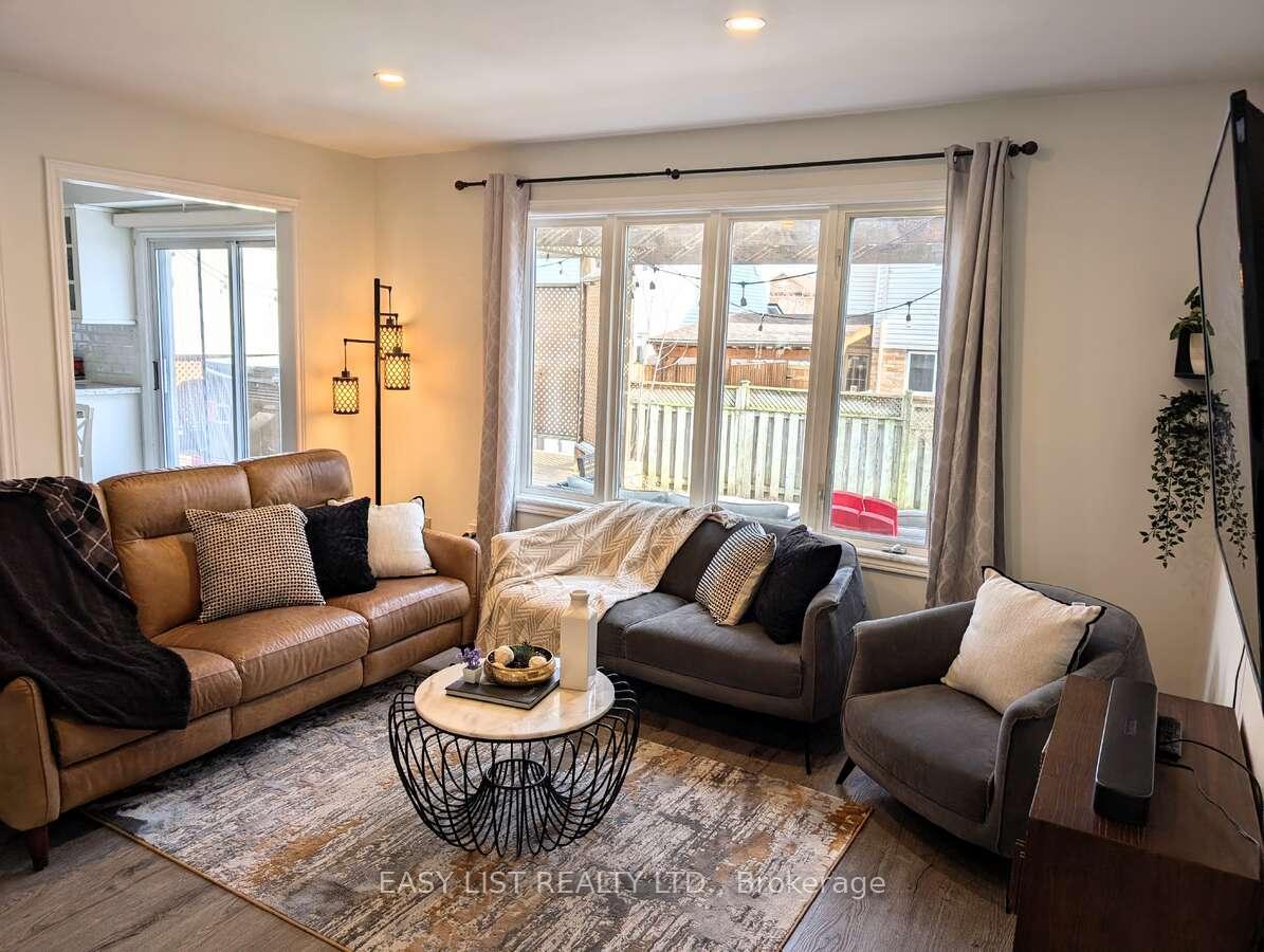 Photo 11 of 12 Strathroy Crescent, Hamilton, Waterdown — HOMEH