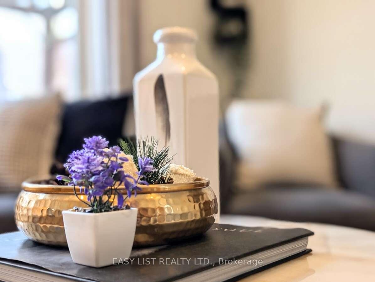 Photo 13 of 12 Strathroy Crescent, Hamilton, Waterdown — HOMEH