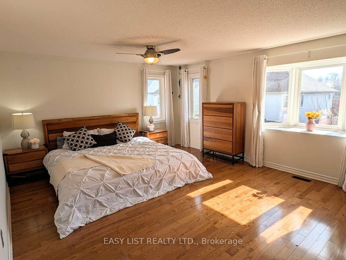 Photo 31 of 12 Strathroy Crescent, Hamilton, Waterdown — HOMEH