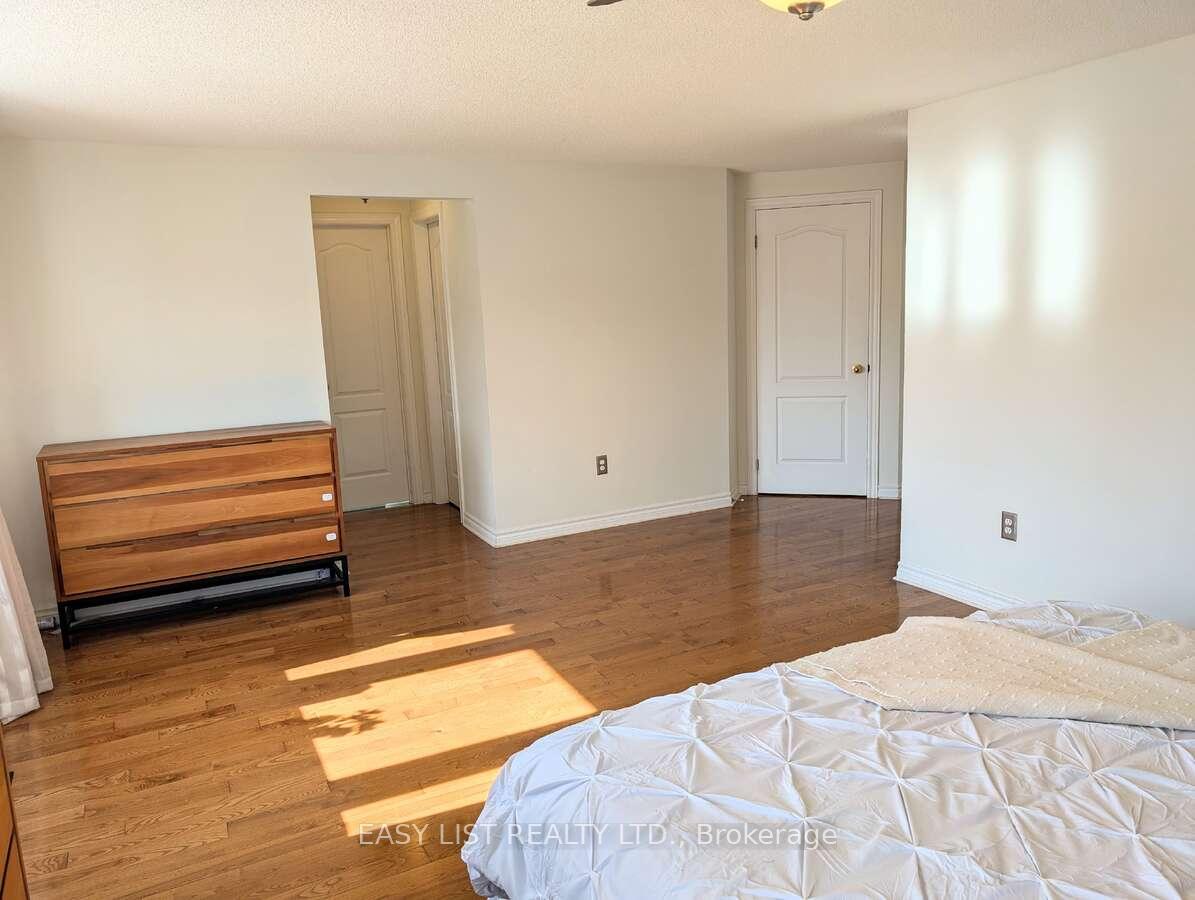 Photo 32 of 12 Strathroy Crescent, Hamilton, Waterdown — HOMEH