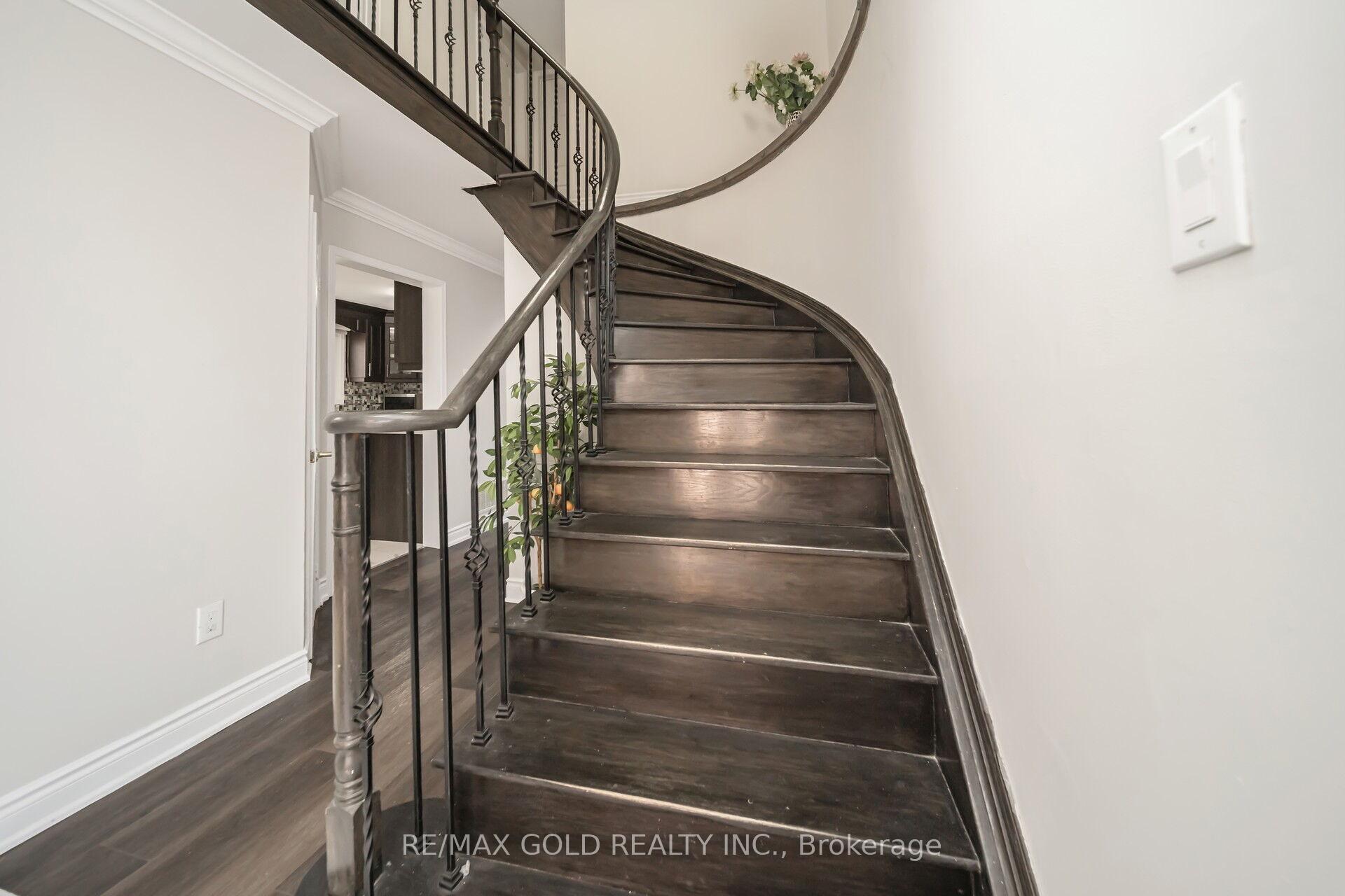 Photo 3 of 167 Ecclestone Drive, Brampton, Brampton West — HOMEH