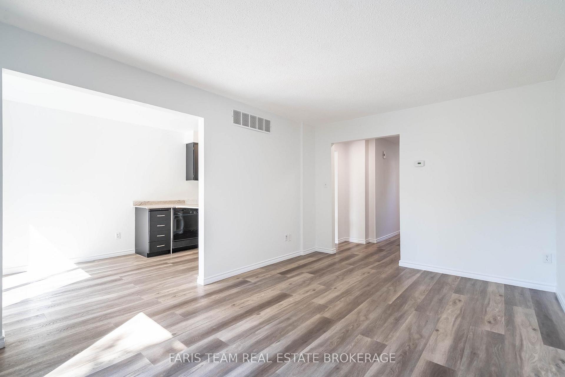 Photo 10 of 52 Barrett Crescent, Barrie, Letitia Heights — HOMEH