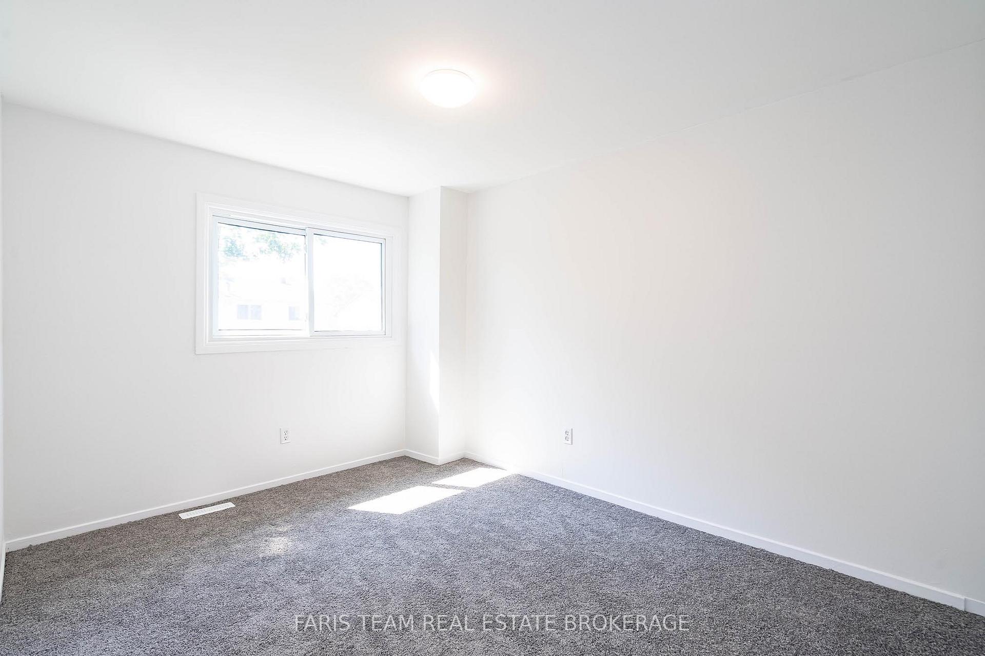 Photo 13 of 52 Barrett Crescent, Barrie, Letitia Heights — HOMEH
