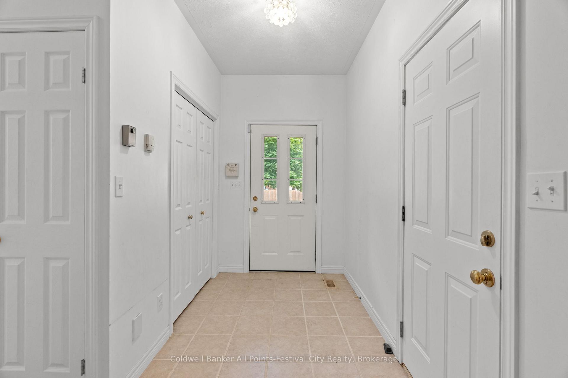 Photo 5 of 323 Martha Street, Goderich, Goderich (Town) — HOMEH