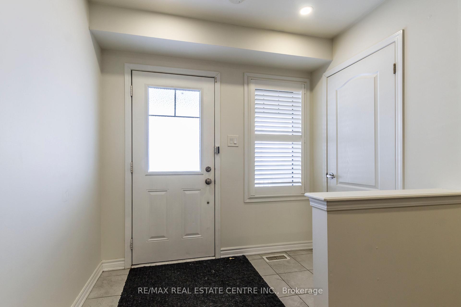 Photo 5 of 27 Donlamont Circle, Brampton, Northwest Brampton — HOMEH