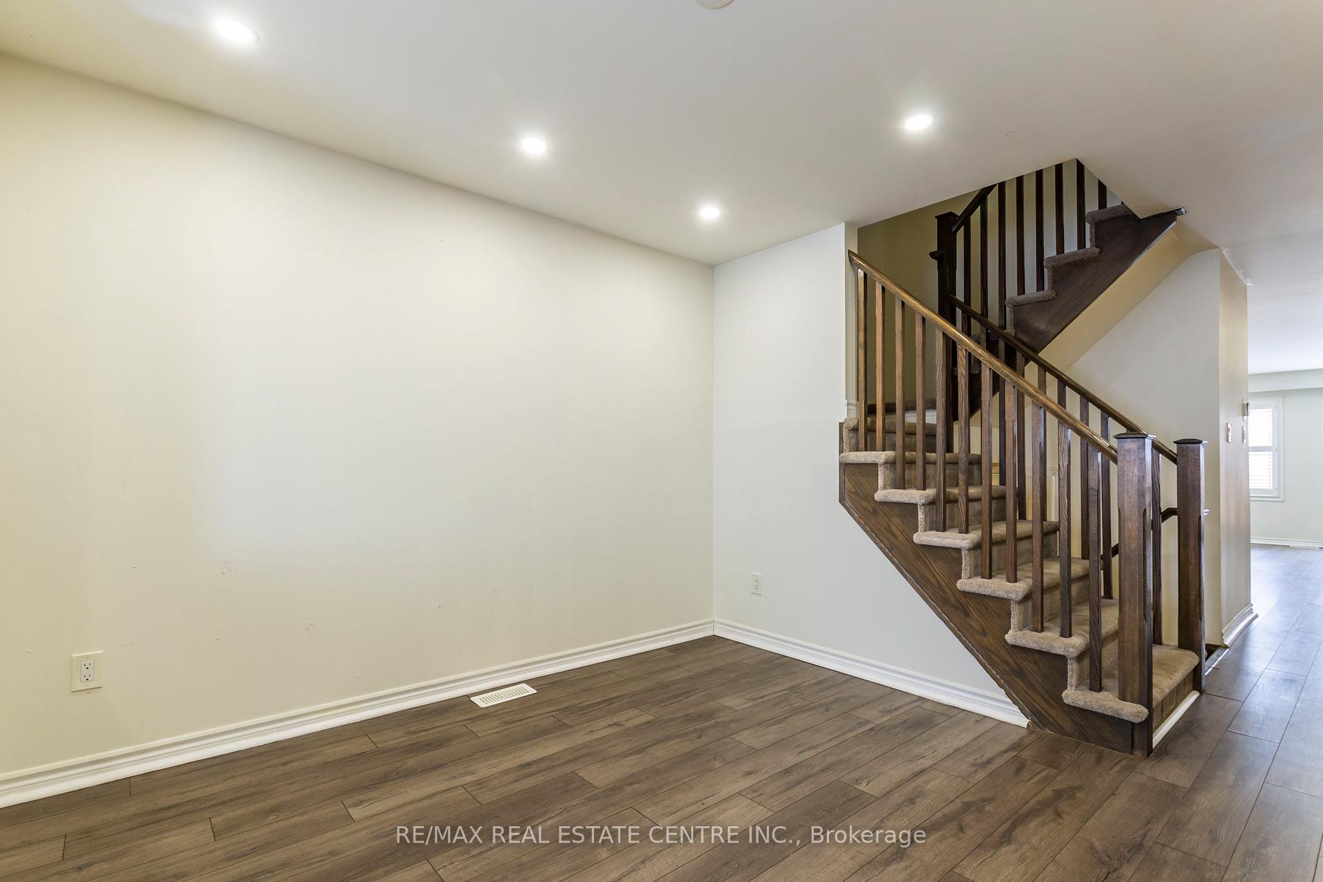 Photo 7 of 27 Donlamont Circle, Brampton, Northwest Brampton — HOMEH