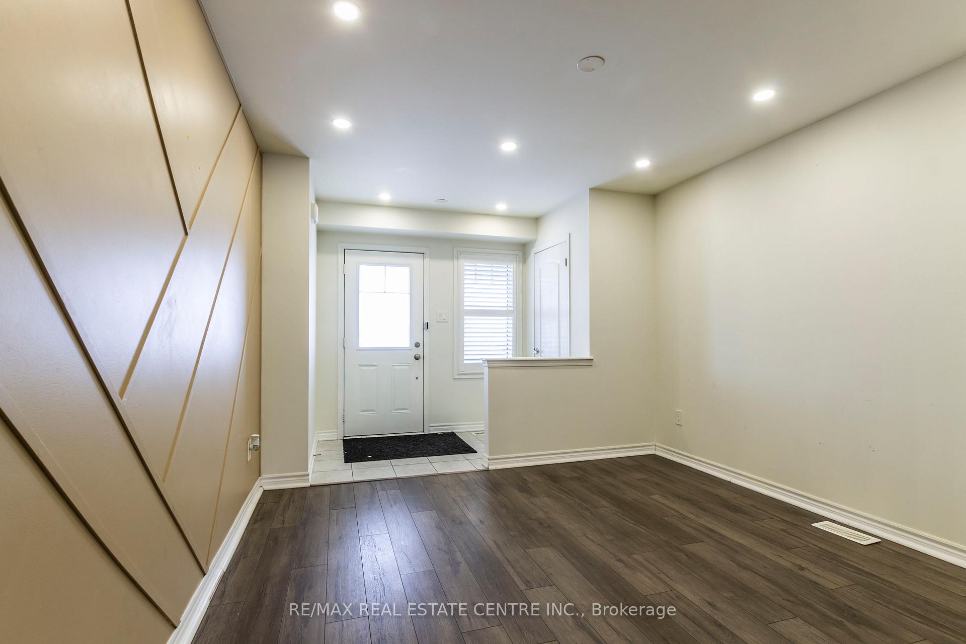 Photo 8 of 27 Donlamont Circle, Brampton, Northwest Brampton — HOMEH