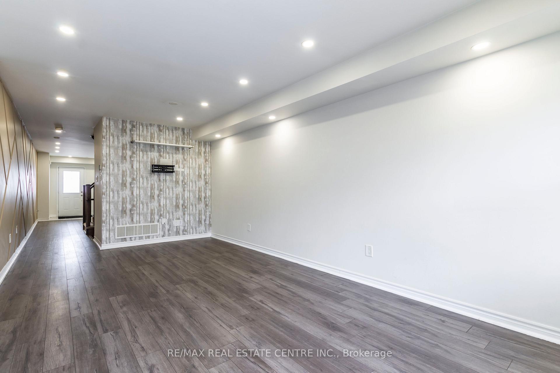 Photo 12 of 27 Donlamont Circle, Brampton, Northwest Brampton — HOMEH