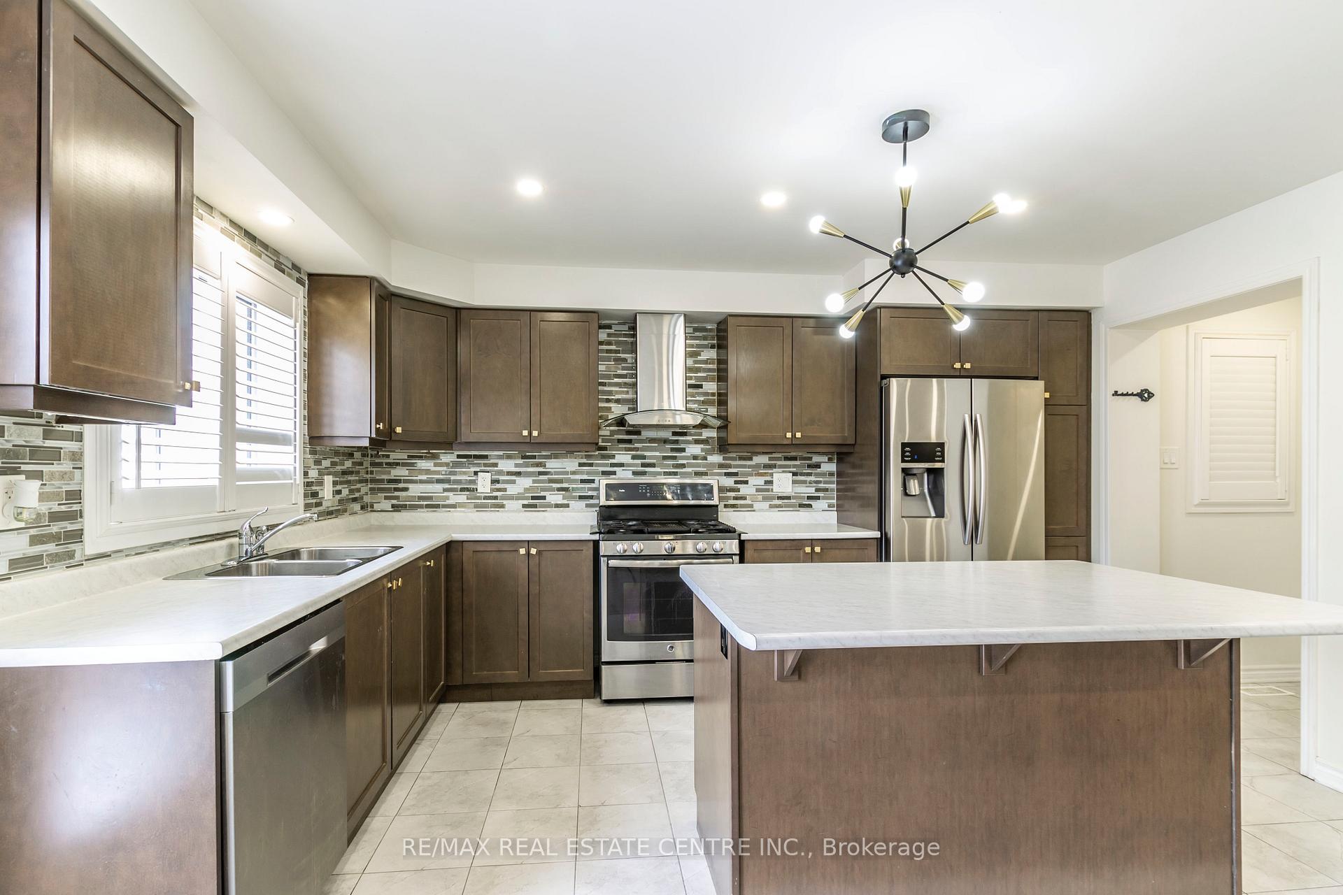 Photo 13 of 27 Donlamont Circle, Brampton, Northwest Brampton — HOMEH
