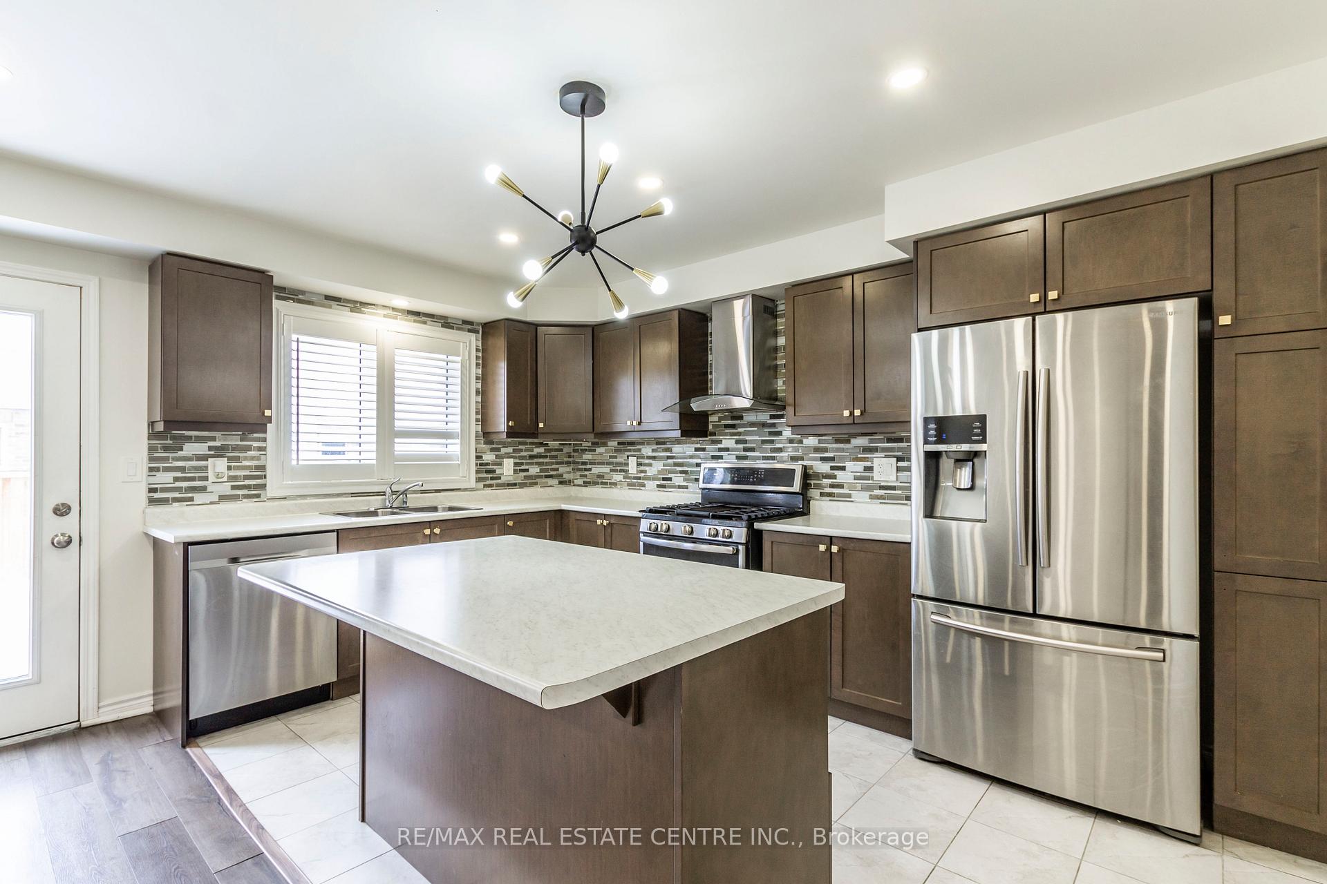 Photo 14 of 27 Donlamont Circle, Brampton, Northwest Brampton — HOMEH