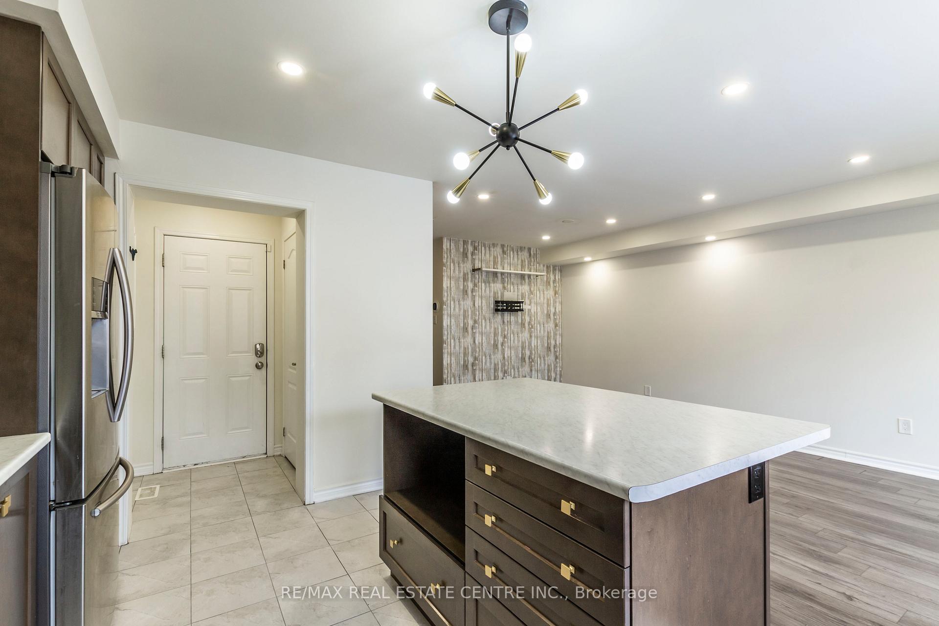 Photo 16 of 27 Donlamont Circle, Brampton, Northwest Brampton — HOMEH