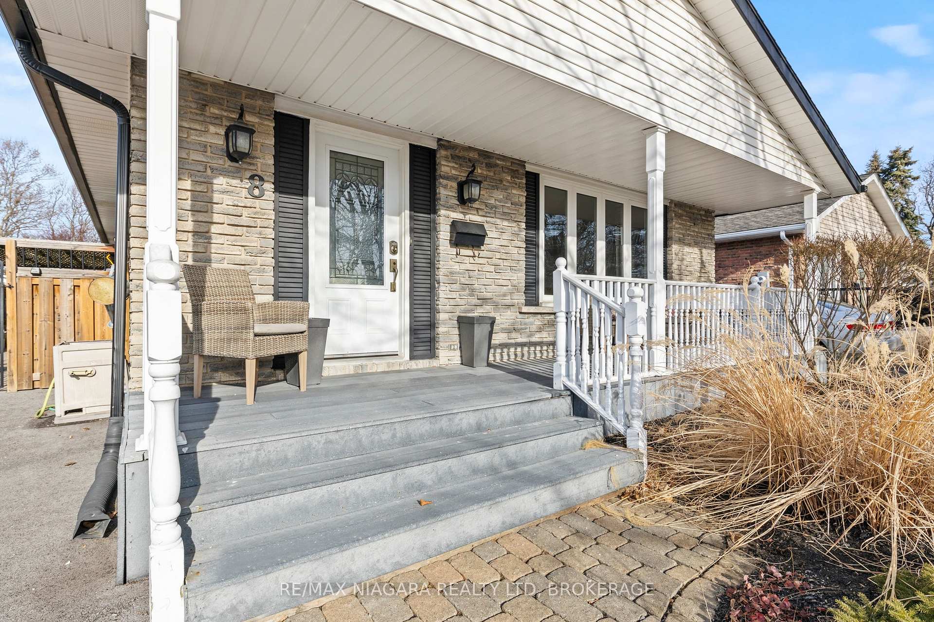 Photo 1 of 8 Carousel Circle, St. Catharines, Lakeport — HOMEH