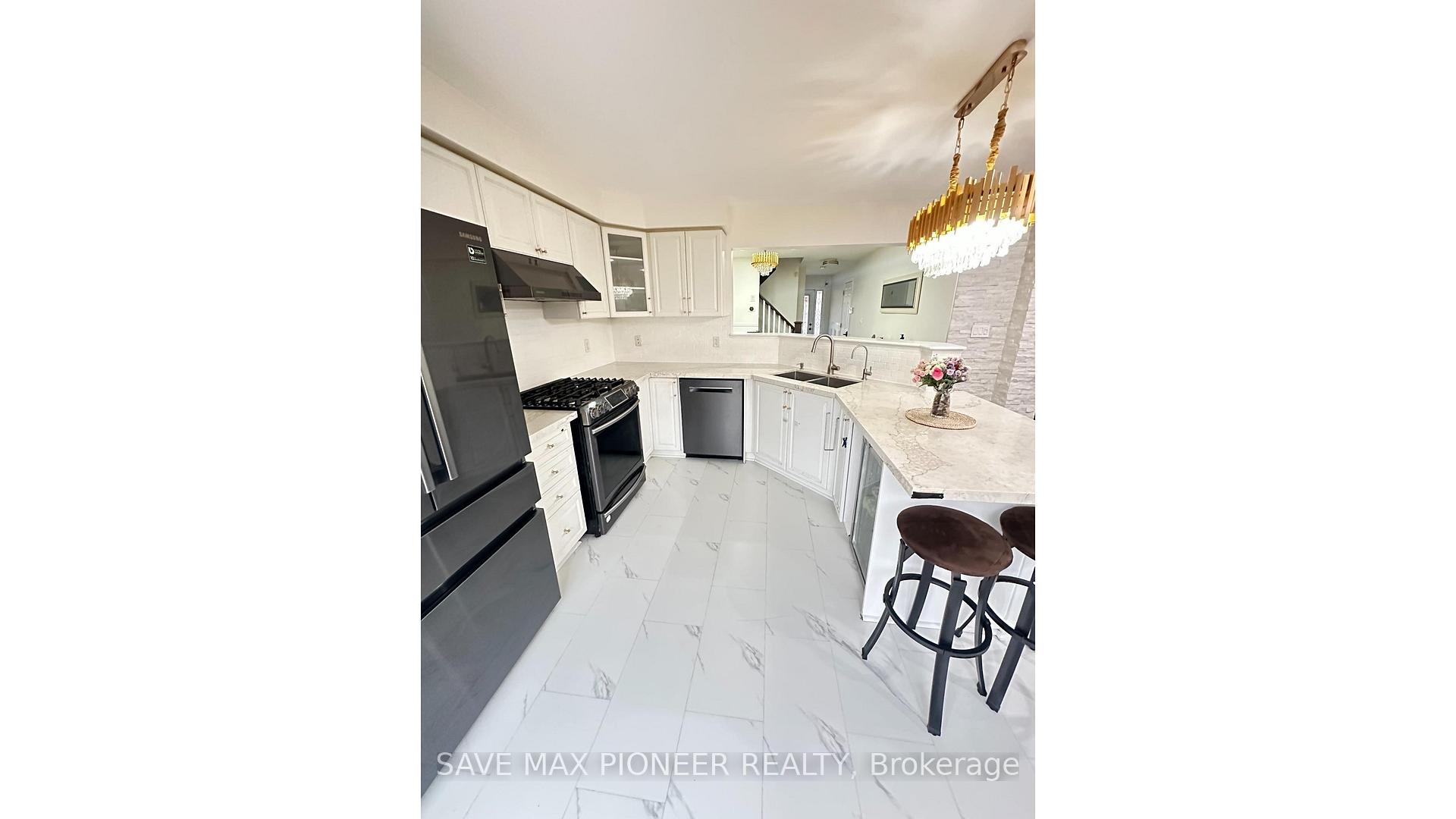 Photo 2 of 190 Holland Circle, Cambridge, Silver Heights — HOMEH